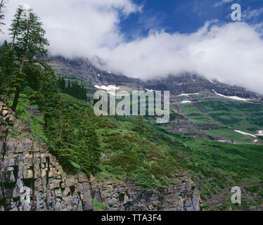 Stati Uniti d'America, Montana, il Parco Nazionale di Glacier, nuvole si radunano attorno a picchi di il muro del giardino. Foto Stock