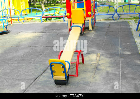 Altalena vuota sul parco giochi nel parco pubblico Foto Stock