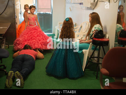 Stati Uniti - 2 Agosto 2015: mamme di ottenere le figlie pronto back stage per la piccola Miss, Little Miss, pre-teen spettacoli sul (stadio principale) presso la Warre Foto Stock