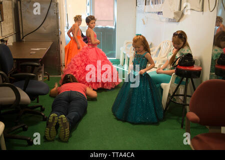 Stati Uniti - 2 Agosto 2015: mamme di ottenere le figlie pronto back stage per la piccola Miss, Little Miss, pre-teen spettacoli sul (stadio principale) presso la Warre Foto Stock