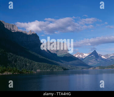 Stati Uniti d'America, Montana, il Glacier National Park, la mattina presto vista ovest attraversando San Maria lago verso vette del Continental Divide. Foto Stock