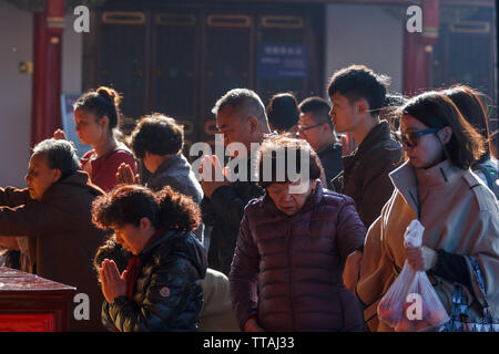 17 feb 2018-Kunming/Cina- folla di fedeli in un tempio - Capodanno cinese Foto Stock