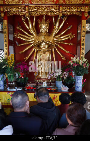 17 feb 2018-Kunming/Cina- folla di fedeli in un tempio - Capodanno cinese Foto Stock