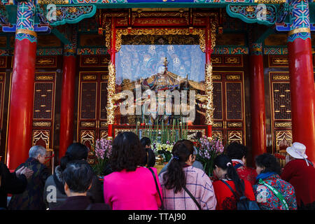 17 feb 2018-Kunming/Cina- folla di fedeli in un tempio - Capodanno cinese Foto Stock