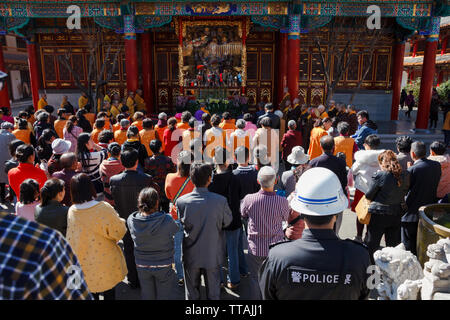 17 feb 2018-Kunming/Cina- folla di fedeli in un tempio - Capodanno cinese Foto Stock