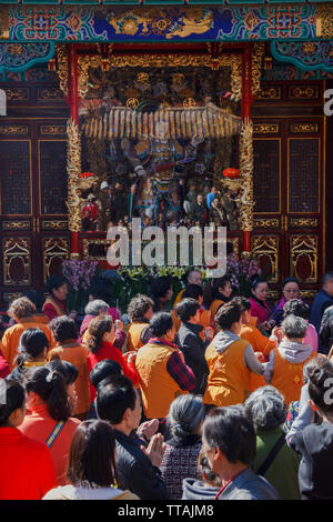 17 feb 2018-Kunming/Cina- folla di fedeli in un tempio - Capodanno cinese Foto Stock