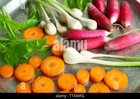 Ortaggi freschi sul vassoio pasto, primo piano Foto Stock