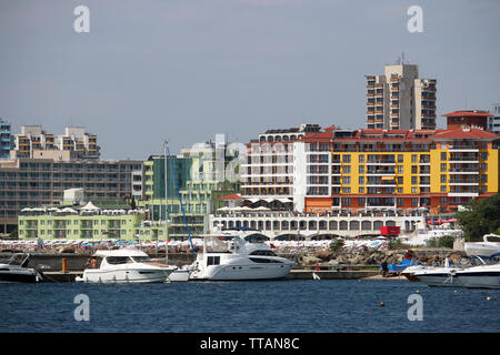 Porto con barche e edifici dell'hotel Nessebar Bulgaria in estate Foto Stock