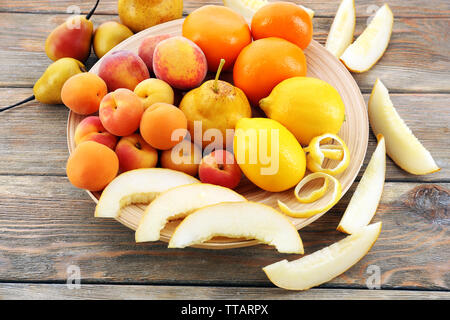 Cumulo di frutta fresca sul tavolo di legno vicino fino Foto Stock