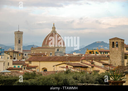 La cupola del Duomo di Firenze progettato da Filippo Brunelleschi come visto dalla Galleria degli Uffizi, Firenze, Italia Foto Stock