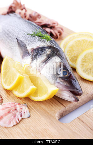 Zander fresco pesce sul tagliere di legno, primo piano Foto Stock