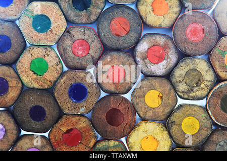 Matite colorate arcobaleno. impilati matite di colore immagine ravvicinata con retro illuminazione. disegno casuale di colori di collocamento. Foto Stock