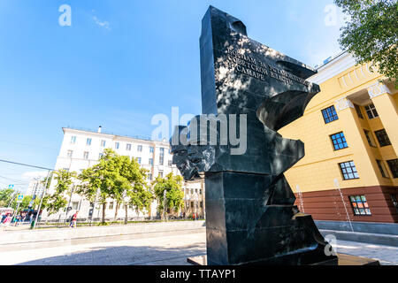 Samara, Russia - Giugno 12, 2019: monumento ai combattenti per la rivoluzione (eroi della Guerra Civile) presso la strada di città in estate Foto Stock