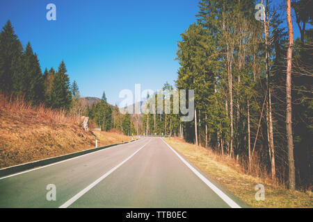 La strada tra le montagne in primavera Foto Stock