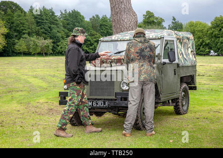 1970 anni '70 Green Army 88 Land rover, veicoli militari restaurati al Leyland Festival, Regno Unito. Le serie i, II e III di Land Rover sono veicoli fuoristrada camuffati prodotti dal costruttore britannico. Station Wagon Land Rovers, sono stati resi disponibili in entrambi i tipi da 88 pollici (2,200 mm) e 109 pollici (2,800 mm). Foto Stock