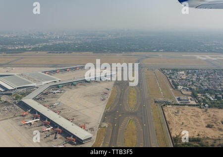 Vista dell'Aeroporto Internazionale Indira Gandhi, New Delhi, India dalla finestra aereo sedile. Foto Stock