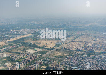 Vista di Delhi il paesaggio dalla finestra di volo attraverso inquinato haze nell'aria. La qualità dell'aria a Delhi è la peggiore di tutte le città principali nel mondo. Foto Stock