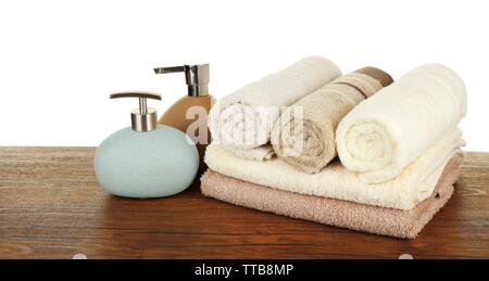 Morbidi asciugamani con erogatore isolato su bianco Foto Stock