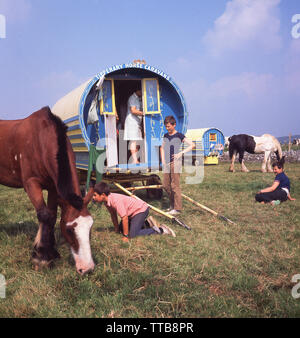 Anni sessanta, storico, bambini e un cavallo al di fuori della loro casa vacanze estate, a Tipperary Horse Caravan, una prua tradizionale top gypsy carro parcheggiato in un campo in Swanston farm, nei pressi di Edimburgo, Scozia. Un vecchio villaggio Swanston è pre-prevalentemente rurale, ma vicino alle zone residenziali della città scozzese. Foto Stock