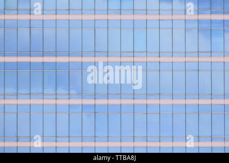 Moderno edificio di elevazione. glass curtain wall modello ripetitivo riflettendo il cloud nel cielo. gente di città nella casella architettonico. Foto Stock