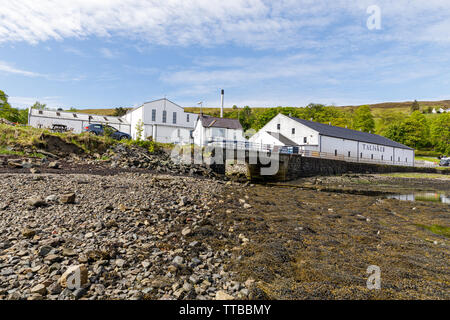 Talisker Distillery, un single malt Scotch Whisky Distillery, sulla costa occidentale di Skye da Loch Harport in Carbost sull'Isola di Skye in Scozia, Regno Unito Foto Stock