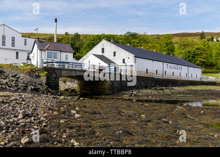 Talisker Distillery, un single malt Scotch Whisky Distillery, sulla costa occidentale di Skye da Loch Harport in Carbost sull'Isola di Skye in Scozia, Regno Unito Foto Stock