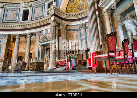 Vista dall'angolo basso dell'altare del Pantheon e delle colonne di marmo di Roma, Italia Foto Stock