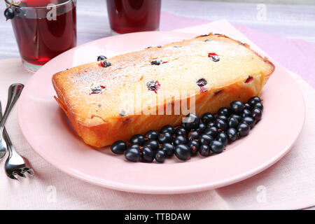 Torte fresche con il ribes nero nella piastra di rosa, primo piano Foto Stock