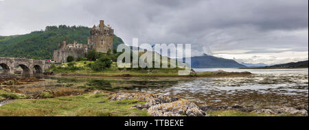 Vista panoramica di Eilean Donan il castello in Scozia Foto Stock