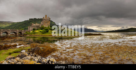 Vista panoramica di Eilean Donan il castello in Scozia Foto Stock