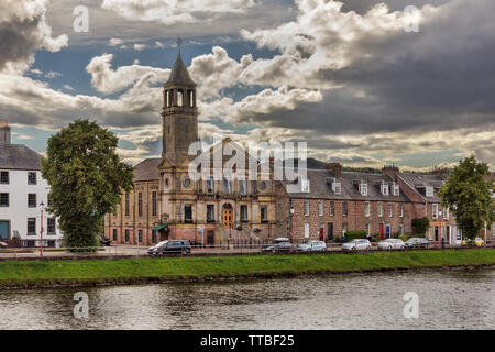 Vista di una strada sul fiume Ness in Inverness (Scozia) Foto Stock