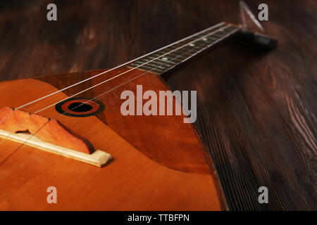 Folk strumento musicale balalaika su sfondo di legno Foto Stock