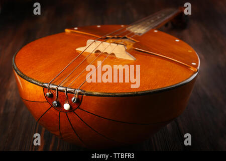 Folk strumento musicale domra su sfondo di legno Foto Stock