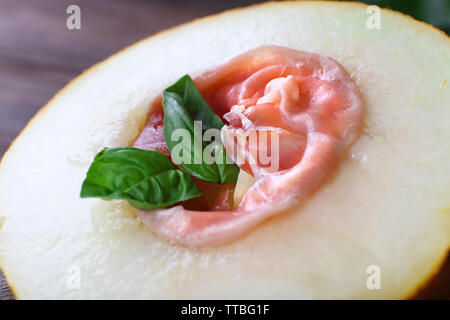 Melone e prosciutto di Parma Prosciutto su un tavolo di legno, primo piano Foto Stock