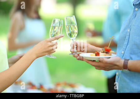 Gli ospiti bere champagne sulla cerimonia di nozze Foto Stock