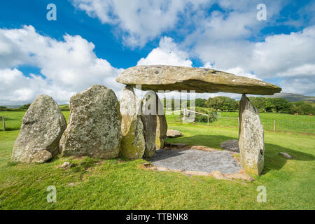 Pentre Ifan Neolitico camera di sepoltura o dolmen (una grande pietra piatta sulla sommità del montante diverse pietre) in Pembrokeshire, Wales, Regno Unito Foto Stock