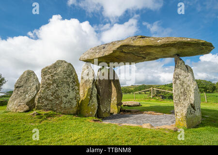 Pentre Ifan Neolitico camera di sepoltura o dolmen (una grande pietra piatta sulla sommità del montante diverse pietre) in Pembrokeshire, Wales, Regno Unito Foto Stock