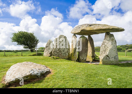 Pentre Ifan Neolitico camera di sepoltura o dolmen (una grande pietra piatta sulla sommità del montante diverse pietre) in Pembrokeshire, Wales, Regno Unito Foto Stock