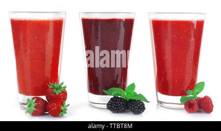 Lampone, Fragola e blackberry cocktail e bacche isolato su bianco Foto Stock