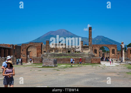 Pompei, antica città romana nei pressi di Napoli moderno nella regione Campania Italia che è stata sepolta sotto 4 a 6 m di ceneri vulcaniche e pomice in er Foto Stock