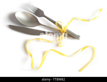 Posate legate con nastro su sfondo chiaro Foto Stock