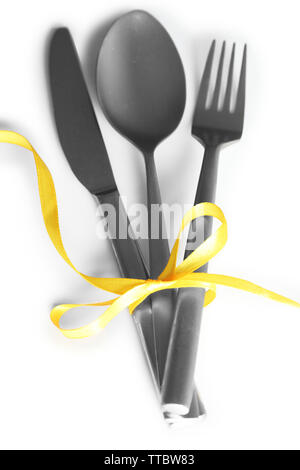 Posate legate con nastro su sfondo chiaro Foto Stock