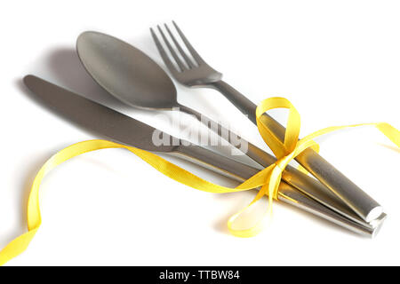 Posate legate con nastro su sfondo chiaro Foto Stock