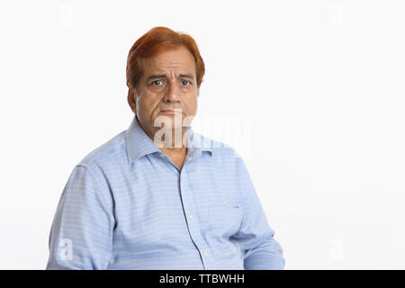 Ritratto di un uomo alla ricerca scontroso Foto Stock