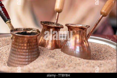 Preparazione dei tradizionali caffè turco nel cezve sulla sabbia calda Foto  stock - Alamy