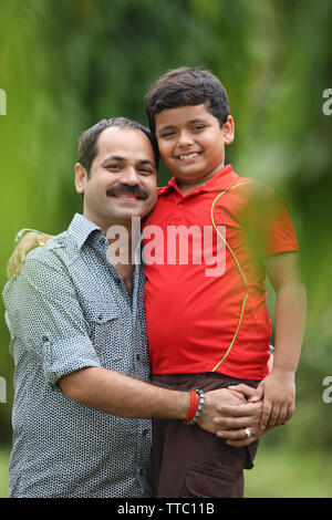 Ritratto di un uomo con il suo figlio sorridente Foto Stock