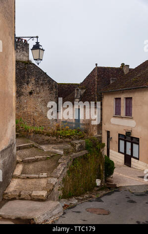 Limeuil, regione Dordogne-Périgord, Francia. Borgo medievale con le case tipiche arroccato sulla collina, nella confluenza della Dordogne e Vézère fiumi. Foto Stock