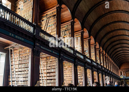 Sorprendente biblioteca, la sala lunga, il Trinity College di Dublino Foto Stock