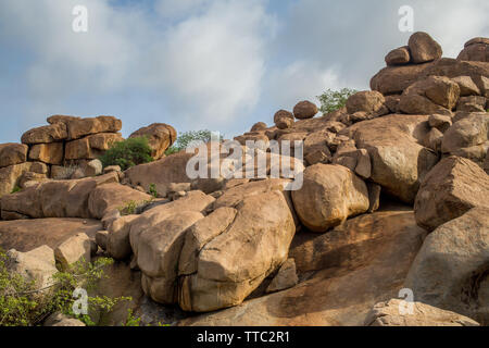 Il paesaggio roccioso intorno Hampi, India Foto Stock