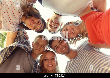 Happy amici in piedi testa a testa nel cerchio, close up Foto Stock